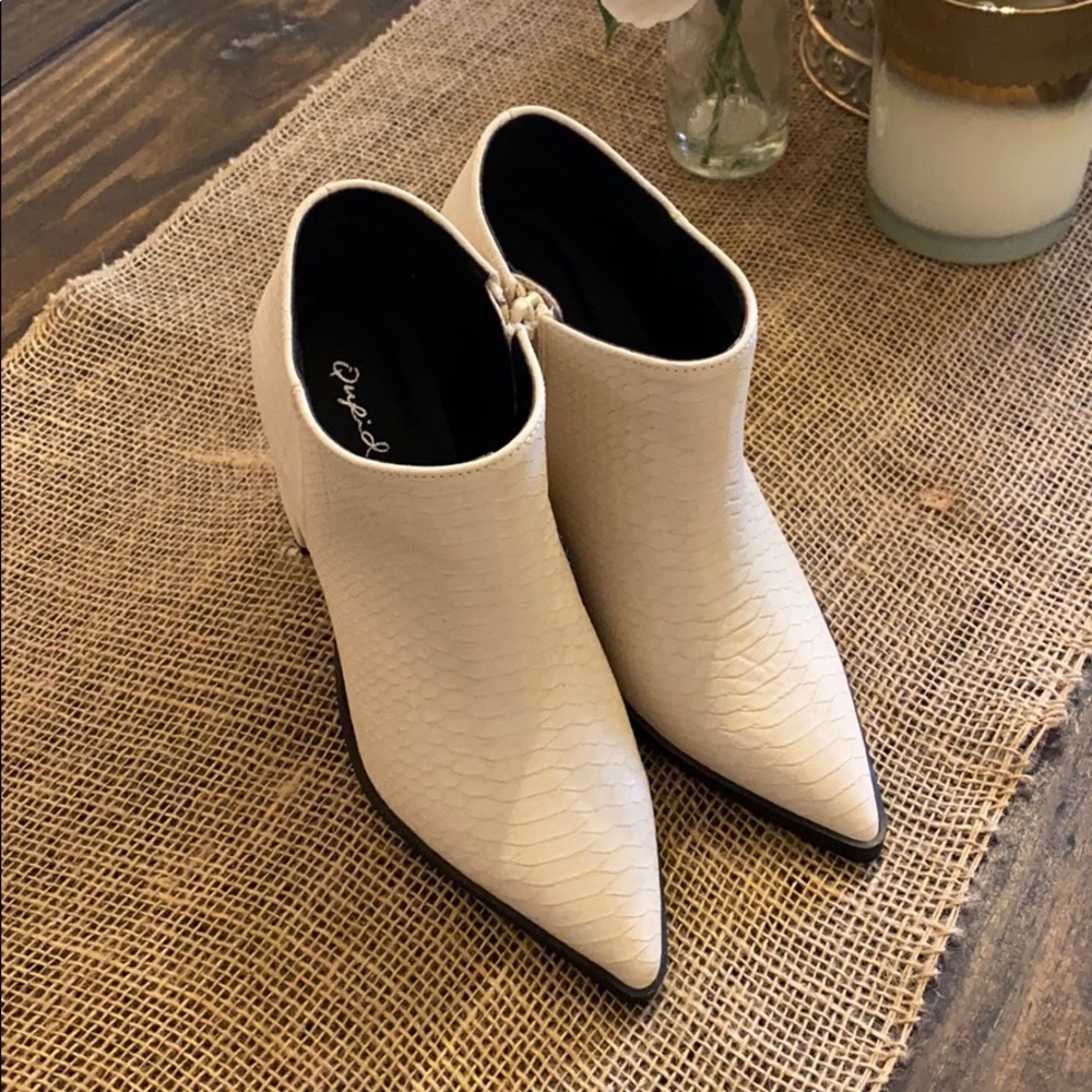 Block heel bootie